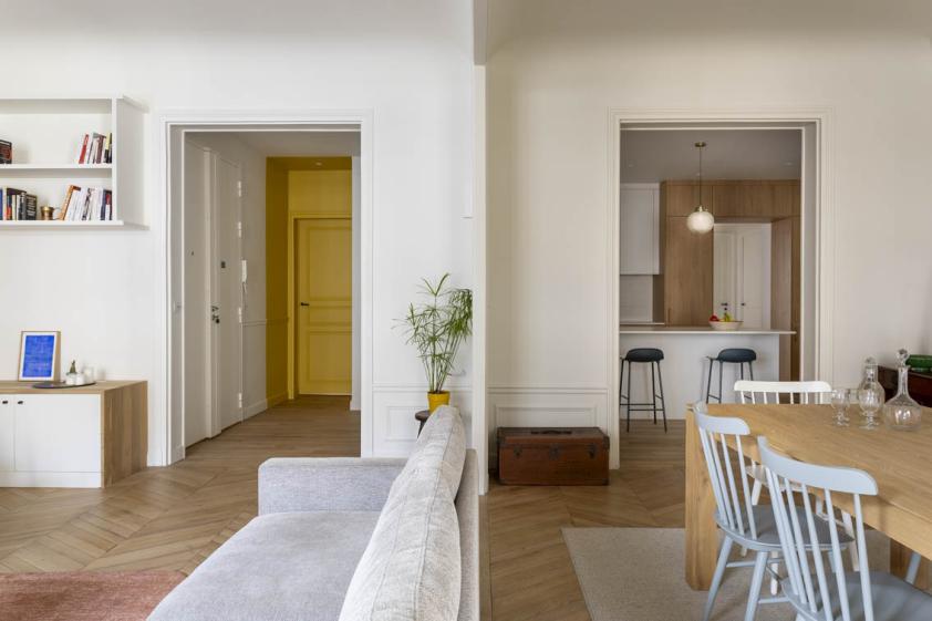 Salle à manger et salon en lien avec la cuisine centrale