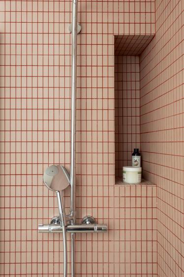 Douche avec niche en mosaïque rose