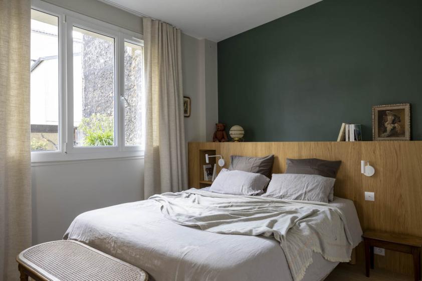 Chambre double avec tête de lit sur mesure plaquée bois