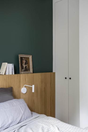 Tête de lit et placard de la chambre