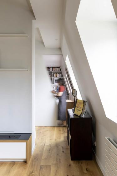 Séparation des espaces par une porte à galandage sur mesure