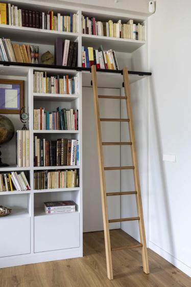 Bibliothèque sur mesure avec échelle