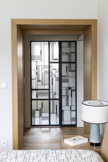 Porte vitrée inspiration Art Déco pour la salle de bain