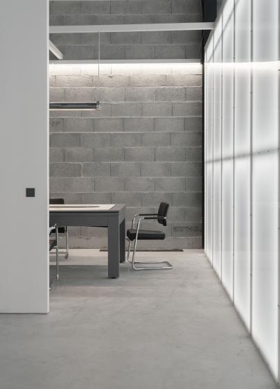 Vue sur l’espace récréatif du coworking, aménagé pour la détente et les échanges informels.