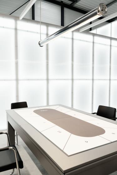 Vue sur l’espace récréatif du coworking, aménagé pour la détente et les échanges informels.