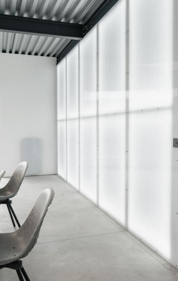 Espace de cuisine et de réunion combiné, conçu pour favoriser convivialité et échanges.