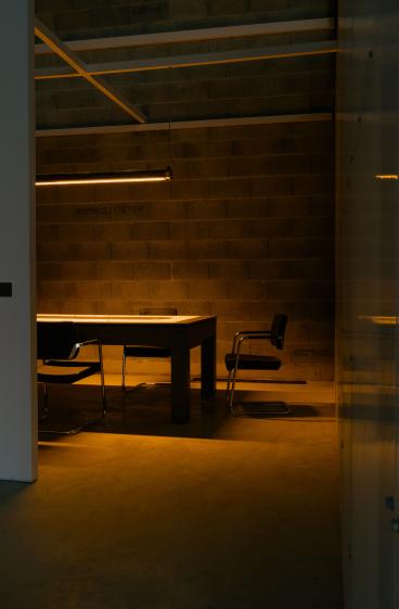 Vue sur l’espace récréatif du coworking, aménagé pour la détente et les échanges informels.