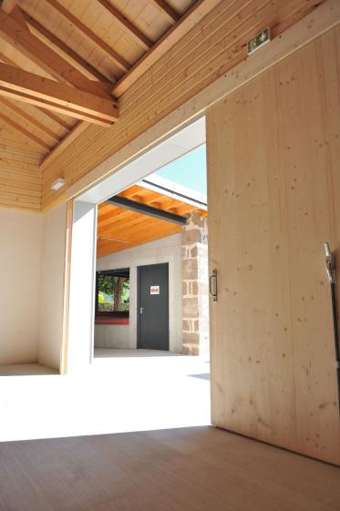 Accès de la halle vers la buvette