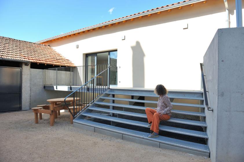 Accès au gîte en prolongement de la halle