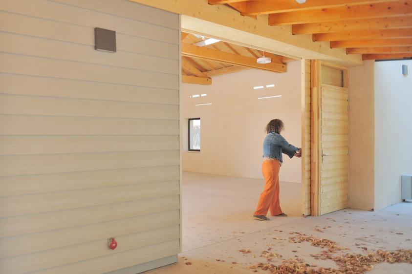 Fermeture de la halle avec des panneaux coulissants en bois
