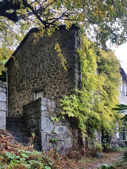 Reconstruction d'un corps de ferme après un incendie