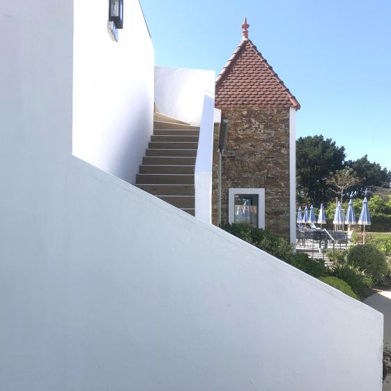 Escalier et vieux pigeonnier