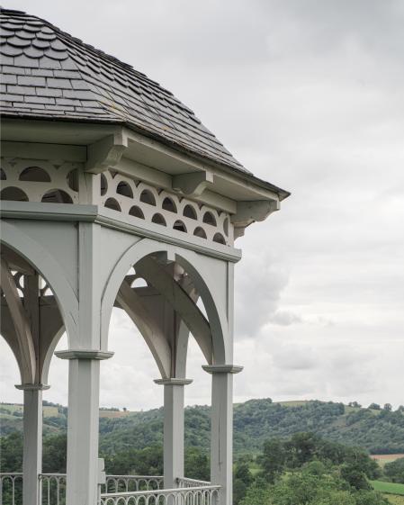 Kiosque à musique détail des bois décoratifs toiture ardoise