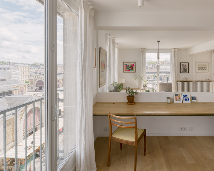 Bureau avec verrière donnant sur le salon 