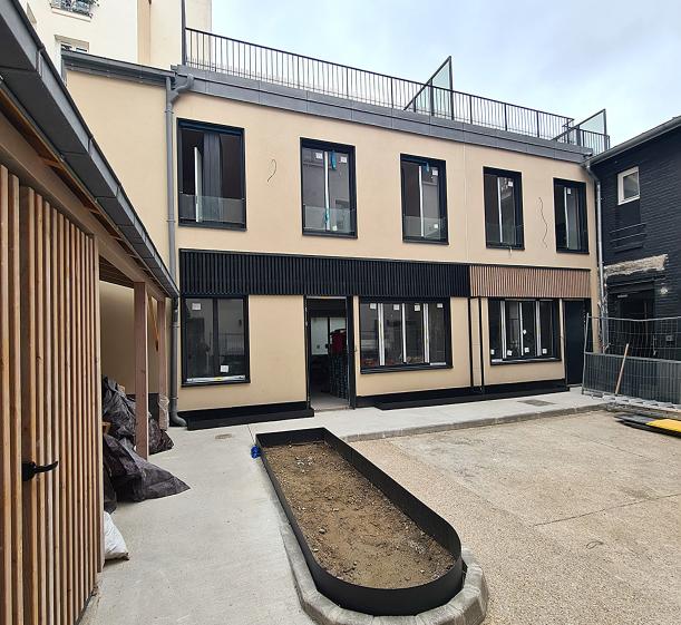 vUE FA9ADE PRINCIPALE EN COURS DE CHANTIER
