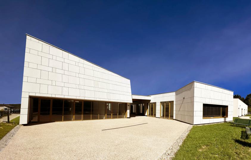 Parvis ouvert de la salle polyvalente 