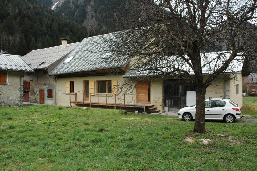 Façade est et son "trottoir" Façade est et son "trottoir"