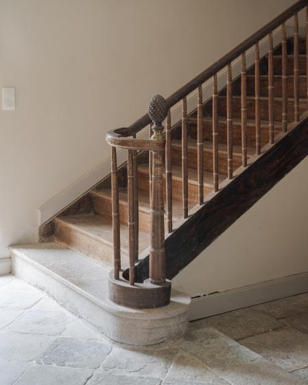 Départ d'ésacalier marche en pierre et bois