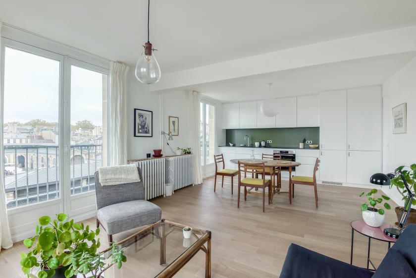 Salon avec cuisine ouverte