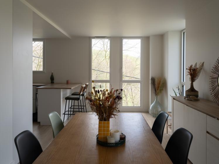 Salle à manger avec fenêtres toutes hauteurs