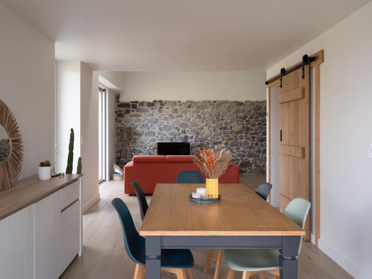 Salle à manger avec mur en pierre