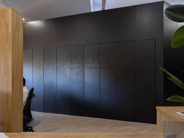Placard avec Logo de l'entreprise Agour
