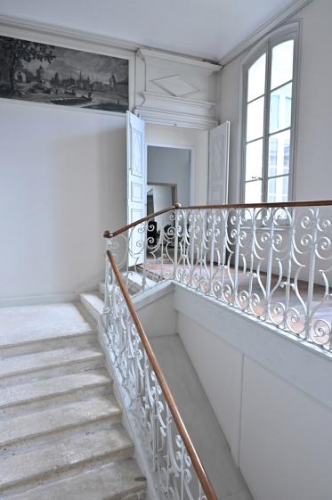 Escalier Partie commune, fresque peinte, garde-corps