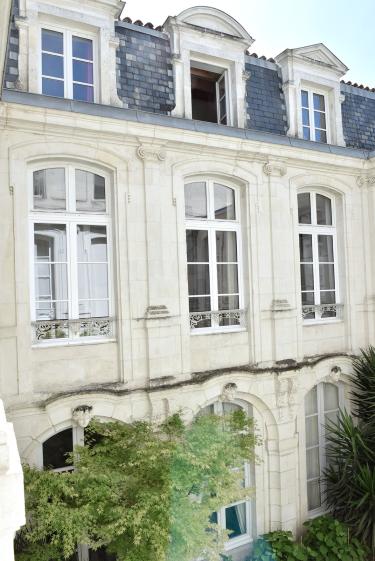 Façade sur cour Trois niveaux, façade pierre