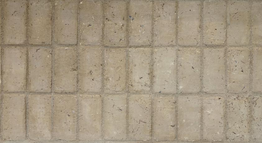 Détail du parement du comptoir en adobe 