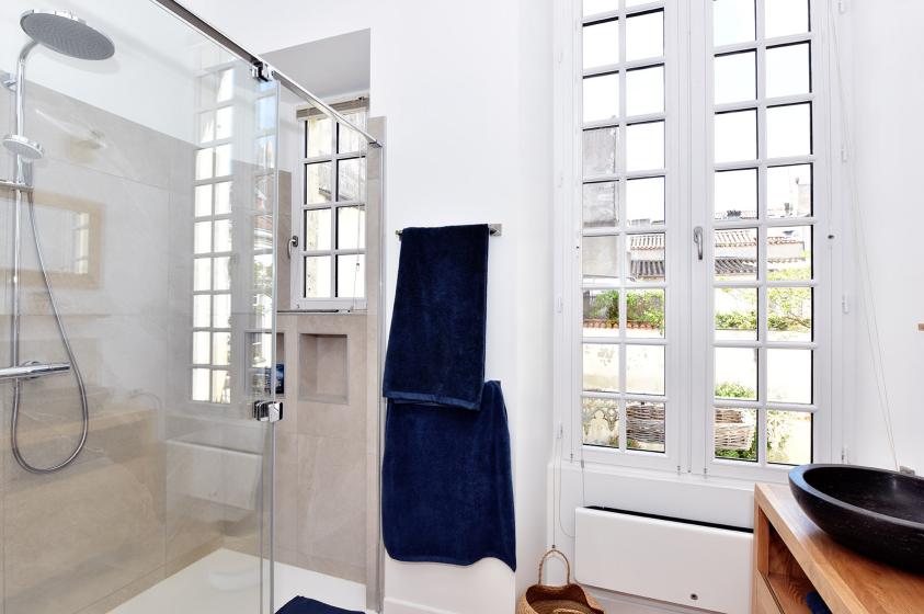 Salle de douche Lumière naturelle, continuité de la chambre, transparence