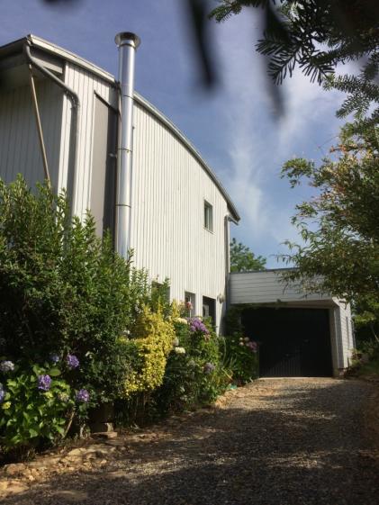 2017 - UN JARDIN PAYSAGER ET PROTECTEUR POUR UNE « MAISON DE VILLE » ORGANIQUE ET BIOCLIMATIQUE EN BRETAGNE – BREC’H UN JARDIN PAYSAGER ET PROTECTEUR POUR UNE « MAISON DE VILLE » ORGANIQUE ET BIOCLIMATIQUE EN BRETAGNE – BREC’H