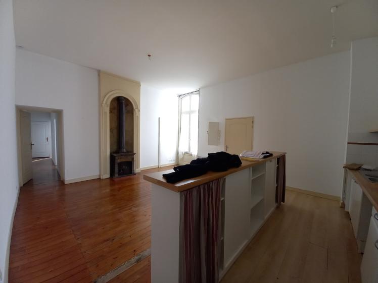 Cuisine-séjour avant travaux Etat existant, parquet bois, meuble de cuisine, poêle à bois