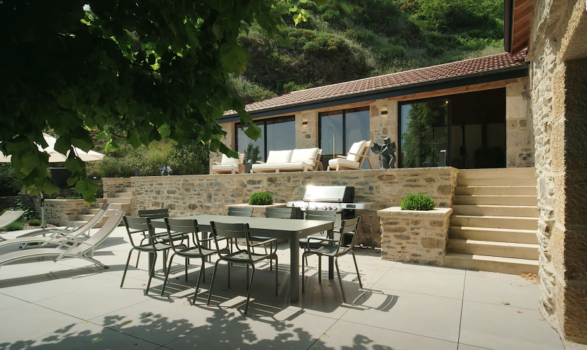 Vue sur terrasse avec carrelage pierre Rénovation avec vue sur la terrasse