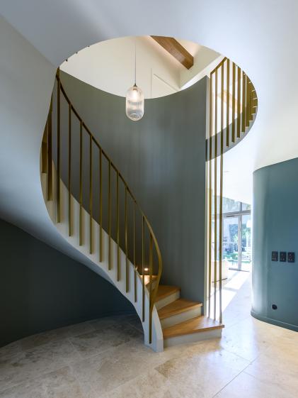 Escalier dans l'entrée généreuse