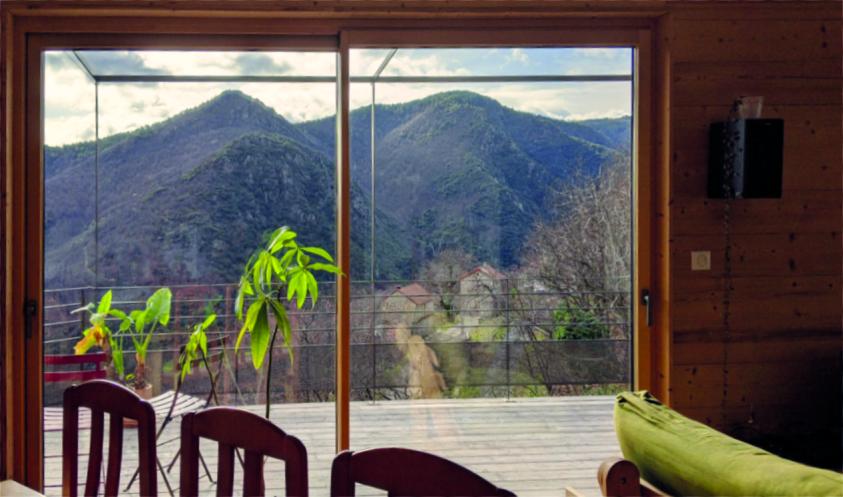 Au travers de la fenêtre bois  Vue depuis le séjour