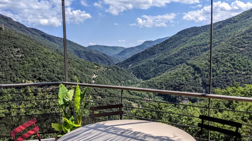 Depuis la terrasse haute  De la terrasse bois suspendue on voit les gorges du Chassezac