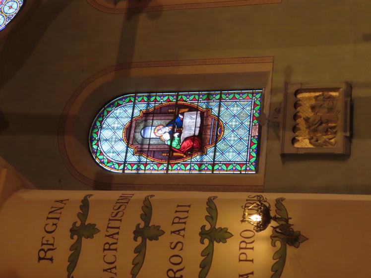 restauraton des peintures murales sur colonne et nettoyage des vitraux de la nef avec reprise partielle