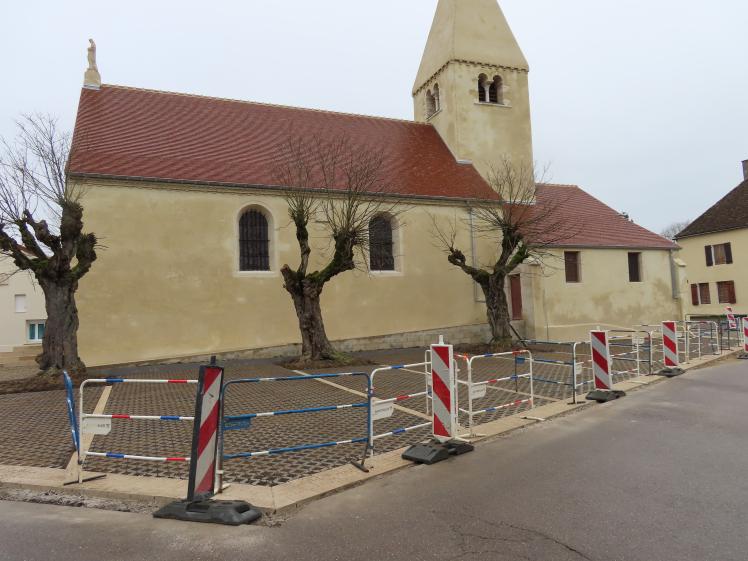 restauration des façades avec un enduit à la chaux finition talochée fin Restauration de la couverture en tuiles plates rouge nuagé