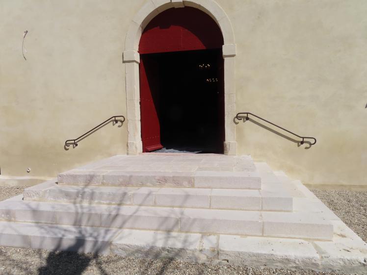 restauration du perron d'entrée principale par reprise partielle des marches en pierre et dallage en pierre restitué; Mise en place de main-courante de part et d'autre de la porte