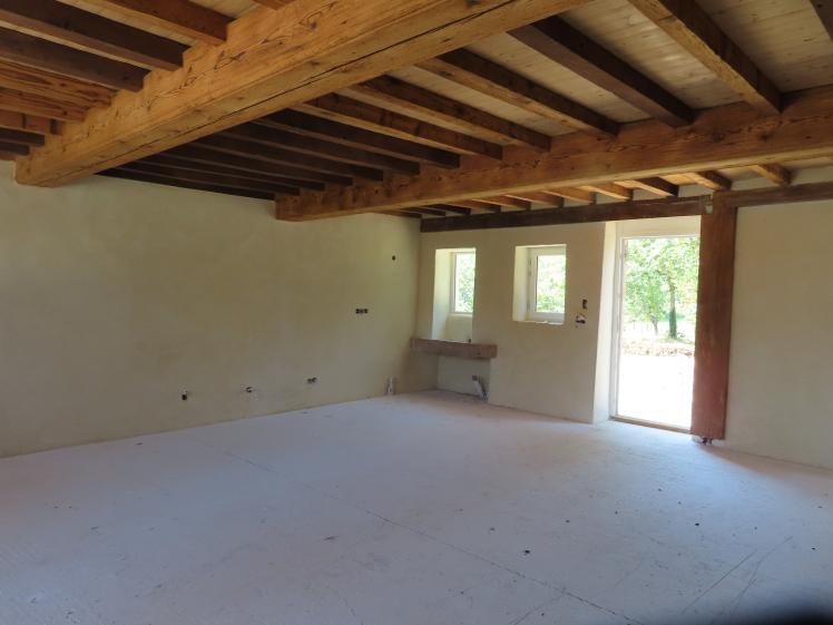 enduit chaux-chanvre intérieur épaisseur 8cm. Plafond solivage en bois sablé.