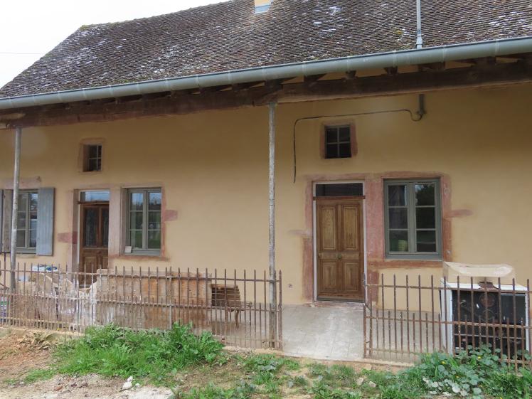 restauration des enduits de façade au mortier de chaux adapté pour les murs en pisé