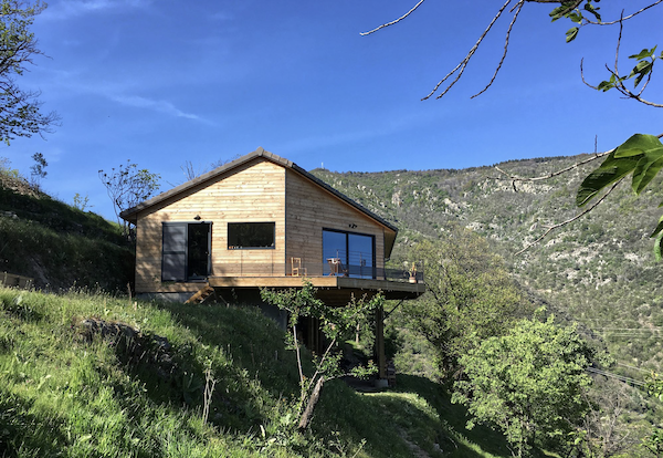 Posée sur les bancels la maison ouvre la vue sur les gorges du Chassezac 