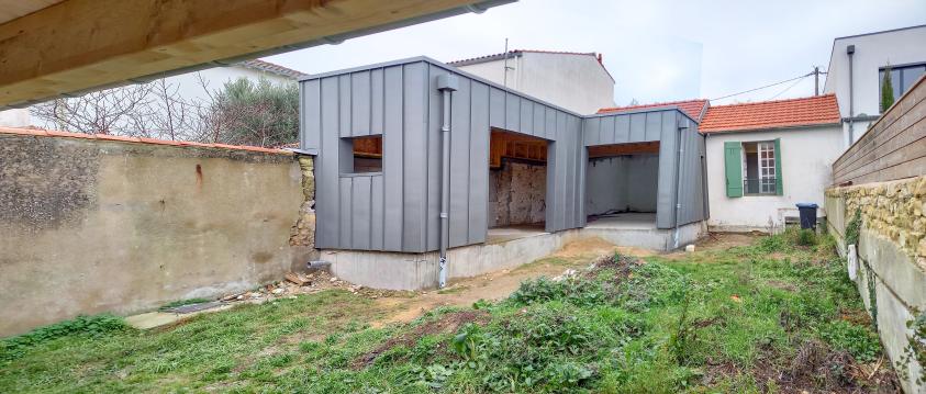 Photo de chantier Vue de la construction depuis le jardin, avant pose des menuiseries extérieures
