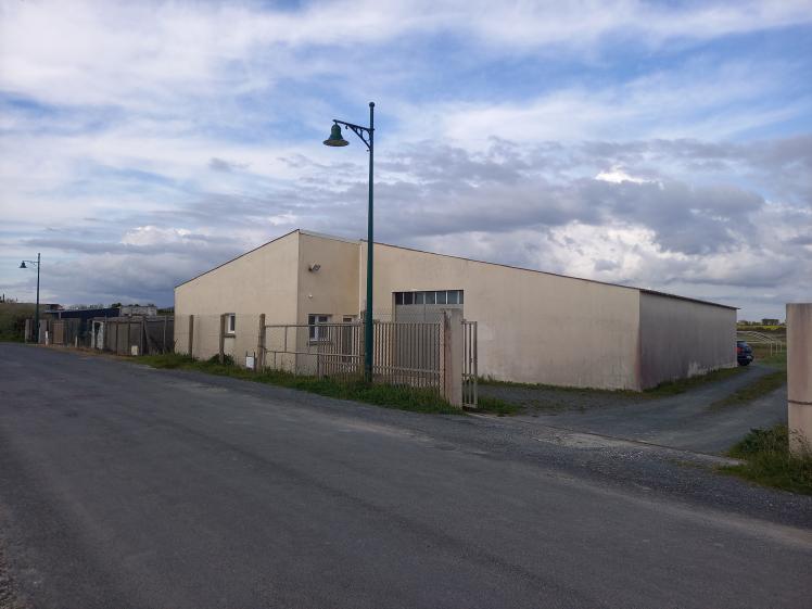 Façade sur rue, avant travaux Bâtiment industriel, bâtiment aquacole, rez-de-chaussée, maçonnerie enduite, porte coulissante métallique