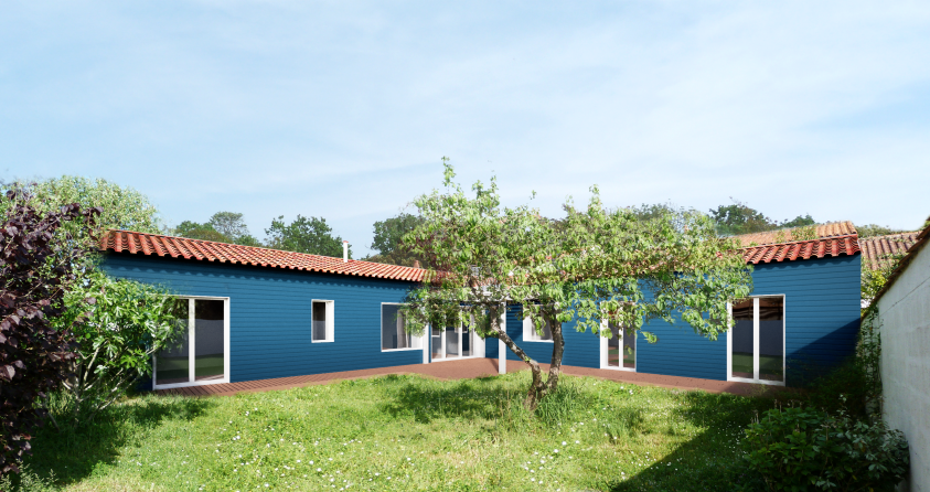Vue depuis le jardin Vue de la maison depuis le jardin, bardage bois peint, terrasse bois, construction en rez-de-chaussée