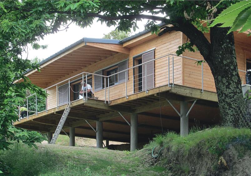 Maison bois et châtaigniers maison bois, avancée de toit  pour s'abriter et une  terrasse pour flâner