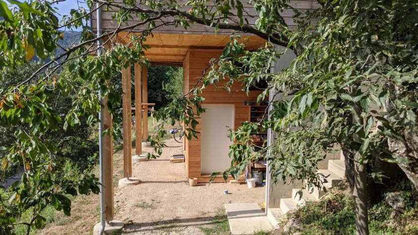 Maison à ossature bois et sa terrasse basse La maison et son environnement