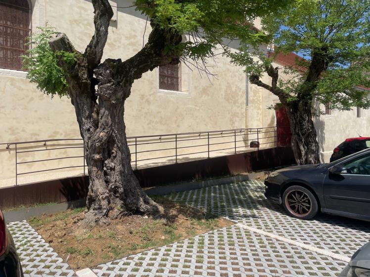 création d'une rampe PMR le long d ela façade sud de l'église. Habillage en acier peint