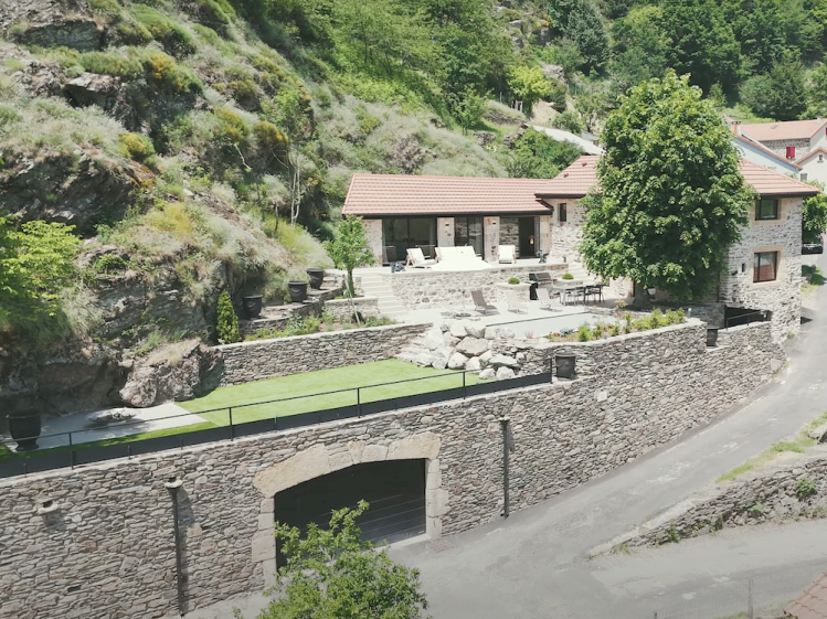 Pierres et châtaigniers avec le garage Vue globale de la rénovation avec son garage enterré