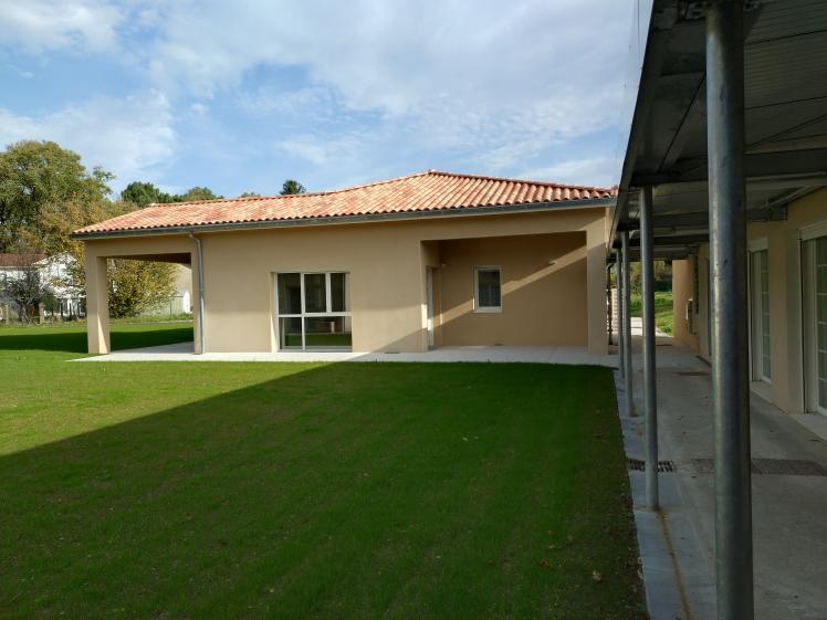 Coursive de liaison entre les deux bâtiments